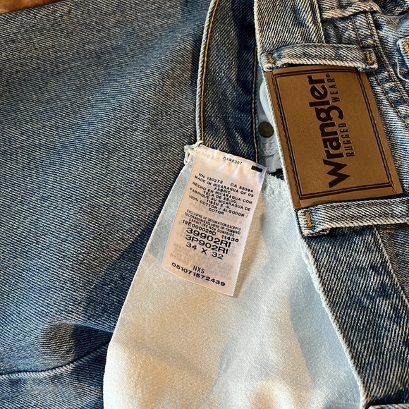 Wrangler Rugged Wear Jeans - Picture 3 of 6